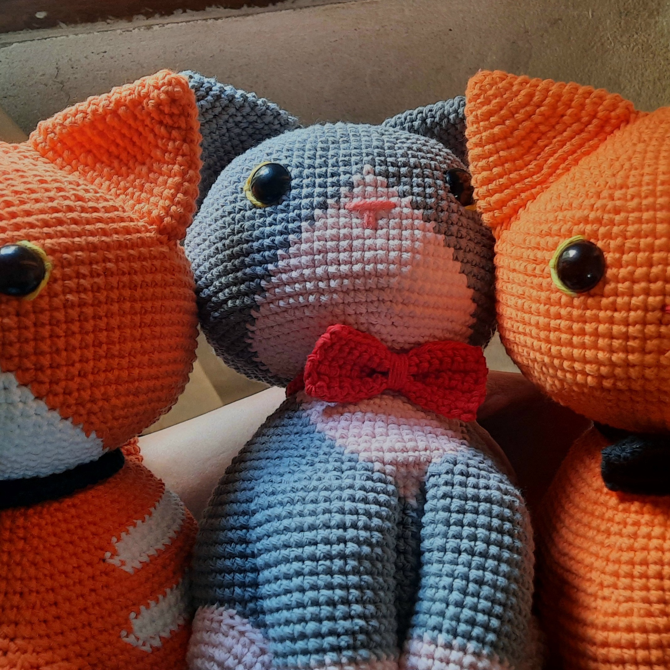 imagen de gatitos naranjas y uno gris a crochet